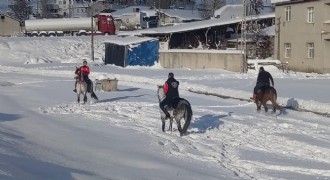  Kar üstünde cirit antrenmanı